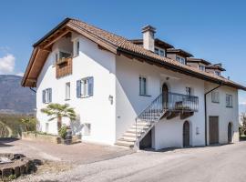 Valtlhof - Apt 1, farmstay di Cornaiano