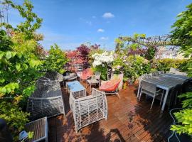 Luxury Apartment on 3 Floors with Large Private Terrace in Boulogne: Boulogne-Billancourt şehrinde bir otel