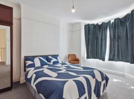 Cozy Stay Rooms, hotel in Raynes Park