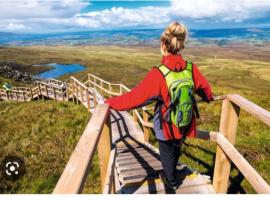 Lakeland Lodge, hotel v mestu Derrylin