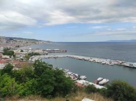 Clifftop Bliss: Beach View, 2BR, hotel with parking in Mudanya