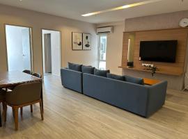Aru Cozy Home 2BR With Infinity Pool @ Aru Suites, hotel com estacionamento em Kota Kinabalu