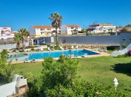 ENJOY POOL, BEACH and more at this nice apartment only 3 minutes from Mareta's Beach, hotel v destinaci Sagres