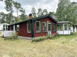 Cozy cottage by a lovely family bath at Okno, pet-friendly hotel in Mönsterås