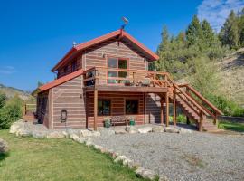 Secluded Livingston Retreat with Deck and Fire Pit!: Livingston şehrinde bir otel
