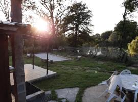 chalet en bord de rivière (saône), hôtel avec parking à Rigny