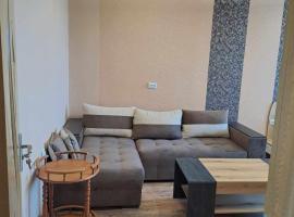 Луксозен апартамент с гледка към парк и център, hotel in Yambol