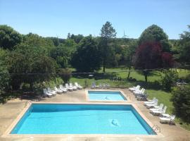 Les Constellations, 8 gite complex, 53 people, marriage, birthday, etc, hotel in Doeuil-sur-le-Mignon