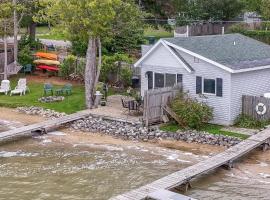 Charming Nautical Cottage on Little Traverse Lake!, hotel in Maple City