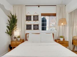 Hot tub Downtown The Bungalow, bungalov v destinaci Flagstaff