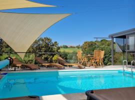 Aura Lux Holiday Home with Pool，Lopatinec的度假屋