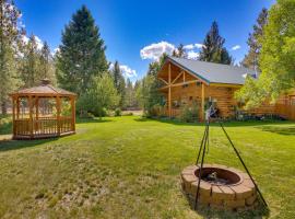 Libby Home with Mountain Views Gazebo and Fire Pit!, готель з парковкою у місті Libby