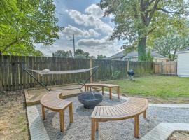 Bright & Charming Cooper Young Cottage with Fire Pit and Porch Swing, hotel in Memphis