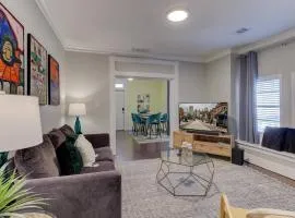 Bright & Charming Cottage with Fire Pit and Porch Swing - Close to Beale Street, BBQ, Graceland, and The Liberty Bowl
