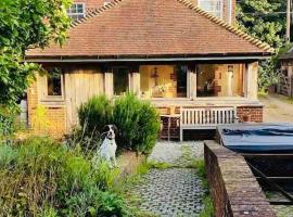 Nature Charm & Fruit Delights -Try, Relax, Repeat, cottage di Ashford