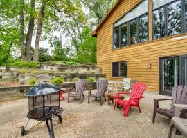 Lakefront Home with Beach, Deck and Fire Pit!, hotel Alexandriában