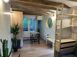 Studio indépendant jardin avec piscine privatisée, hotel conveniente a Brétigny-sur-Orge