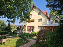 CASA IANUȘ, hotel con campo de golf en Breaza
