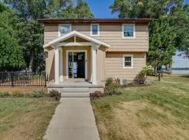 Lakefront Chippewa Falls Haven with Private Deck!, מלון בצ'יפווה פולס