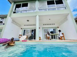 The Pool House & The Colobus House Bella Seaview Diani Beach Kenya, hotel in Diani Beach