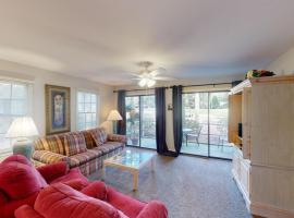 Cozy One Bed Suite at Pawleys Plantation, holiday home in Pawleys Island