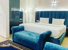 Neel Skye - Couple Friendly - DLF My Pad, Gomtinagar , Lucknow, hotel v destinaci Lakhnaú