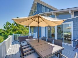 Westhampton Beach Home with Deck and Ocean Views!, hotel s parkovaním v destinácii Westhampton Beach