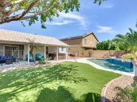 Private Pool and Grill at Beautiful Surprise Home, hotell sihtkohas Surprise