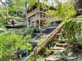 Pisgah Forest Cabin with Mountain and Waterfall Views!、Pisgah Forestの別荘
