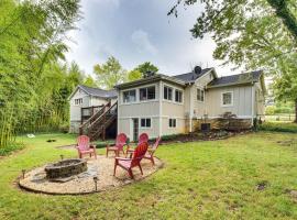 Hendersonville Haven with Fire Pit, Grill, Deck!, cottage in Hendersonville