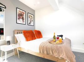 Central Buckingham Apartment #3 with Free Parking, Pool Table, Fast Wifi and Smart TV with Netflix by Yoko Property, familiehotel i Buckingham