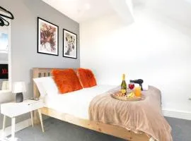 Central Buckingham Apartment #3 with Free Parking, Pool Table, Fast Wifi and Smart TV with Netflix by Yoko Property
