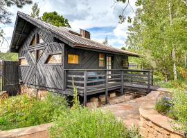 Pet Friendly Flagstaff Studio Cabin with Patio, apartment in Flagstaff