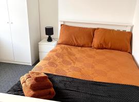 Naktsmītne pie ģimenes Convenient & Modern Private Bedroom Space near Barnsley Hospital pilsētā Bārnslija