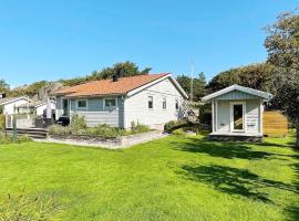 Spacious Family Cottage in Kyrkesund, hotel in Skärhamn