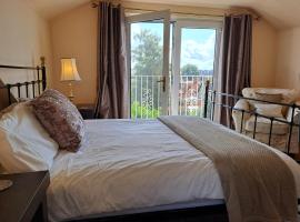 Maidenhead House Serviced Accommodation in quiet residential area, free parking, 3 bedrooms, WiFi 1 Gbps, work desks, office chairs, TV 55" Roku, Company stays, couples and families welcome, sleeps 6, hotel in Maidenhead