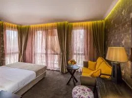 8 1/2 Art Guest House