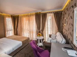8 1/2 Art Guest House