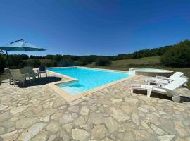 Peaceful gîte with stunning pool near market town, hotel a Montaigu-de-Quercy