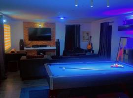 Maleeks Apartment Ikeja "Shared 2Bedroom Apt, individual private rooms and baths", хотел в Лагос