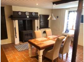 Les Vergnes Gîtes Countryside Getaway with Pool, Hotel in Exideuil