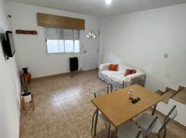 Casa 3 ambientes con patio en Lanus, παραθεριστική κατοικία σε Gerli