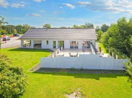 10 person holiday home in Grenaa, hotel sa Grenå