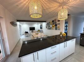 Happy Dayz Holiday House, hotel v destinaci Jeffreys Bay