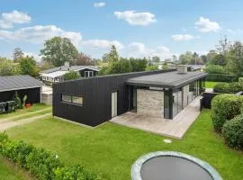 Amazing Home In Juelsminde With 4 Bedrooms And Wifi