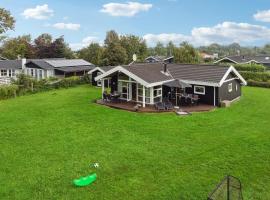 Beautiful Home In Glesborg With 3 Bedrooms, Sauna And Wifi, hotel a Fjellerup Strand