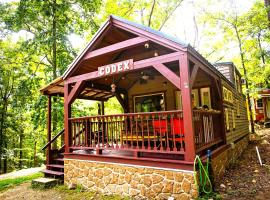 The Codex - Parker Creek Bend Cabins, Ferienhaus in Murfreesboro