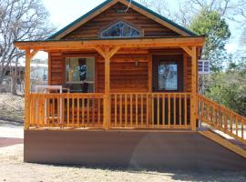 Al's Hideaway Cabin and RV Space, LLC, vacation rental in Pipe Creek