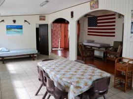 Faatau House 3 bedrooms and big living room, holiday home in Papeete