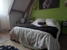 Suite privée dans spacieuse maison du Périgord, privat indkvarteringssted i Bergerac